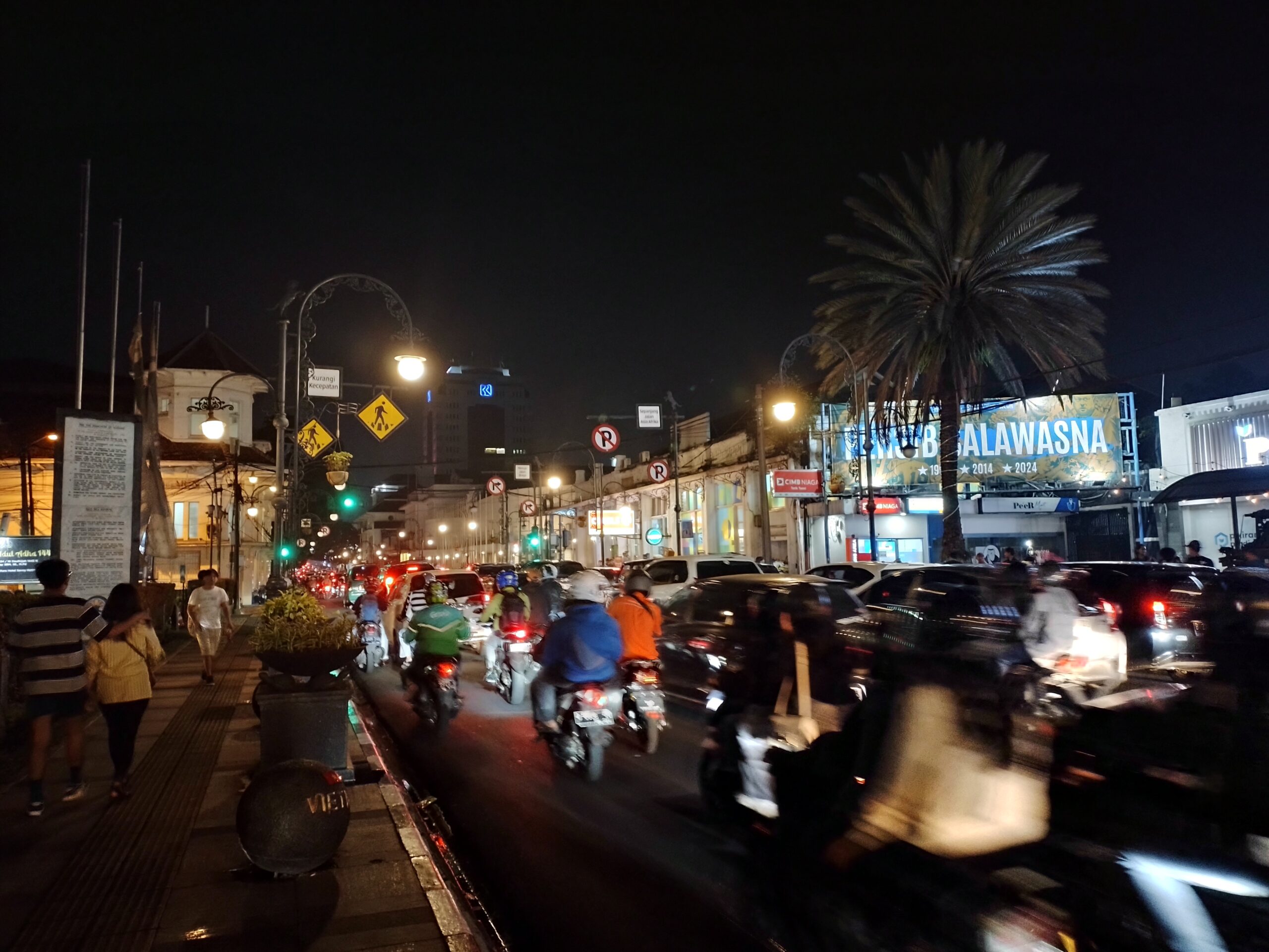 Suasana kawasan Alun-Alun Bandung pada sore hari