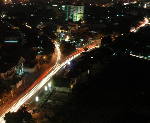 Suasana malam kawasan jalan Jakarta untuk konteks parkir Blok M