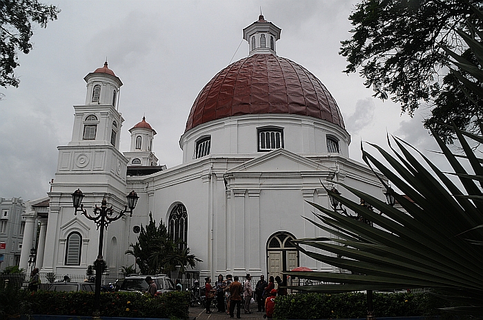 Suasana sekitar Gereja Blenduk di Kota Lama Semarang saat akhir pekan.