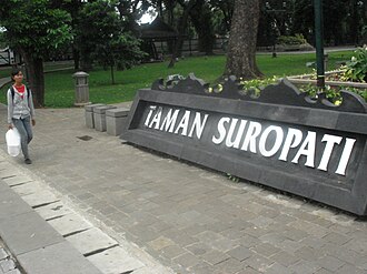 Suasana Taman Suropati dekat area hotel keluarga Cikini Jakarta