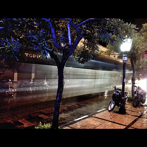 Suasana pejalan kaki malam di Jalan Braga Bandung