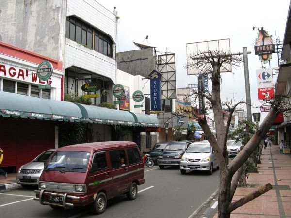 Suasana Jalan Braga Bandung pada malam hari
