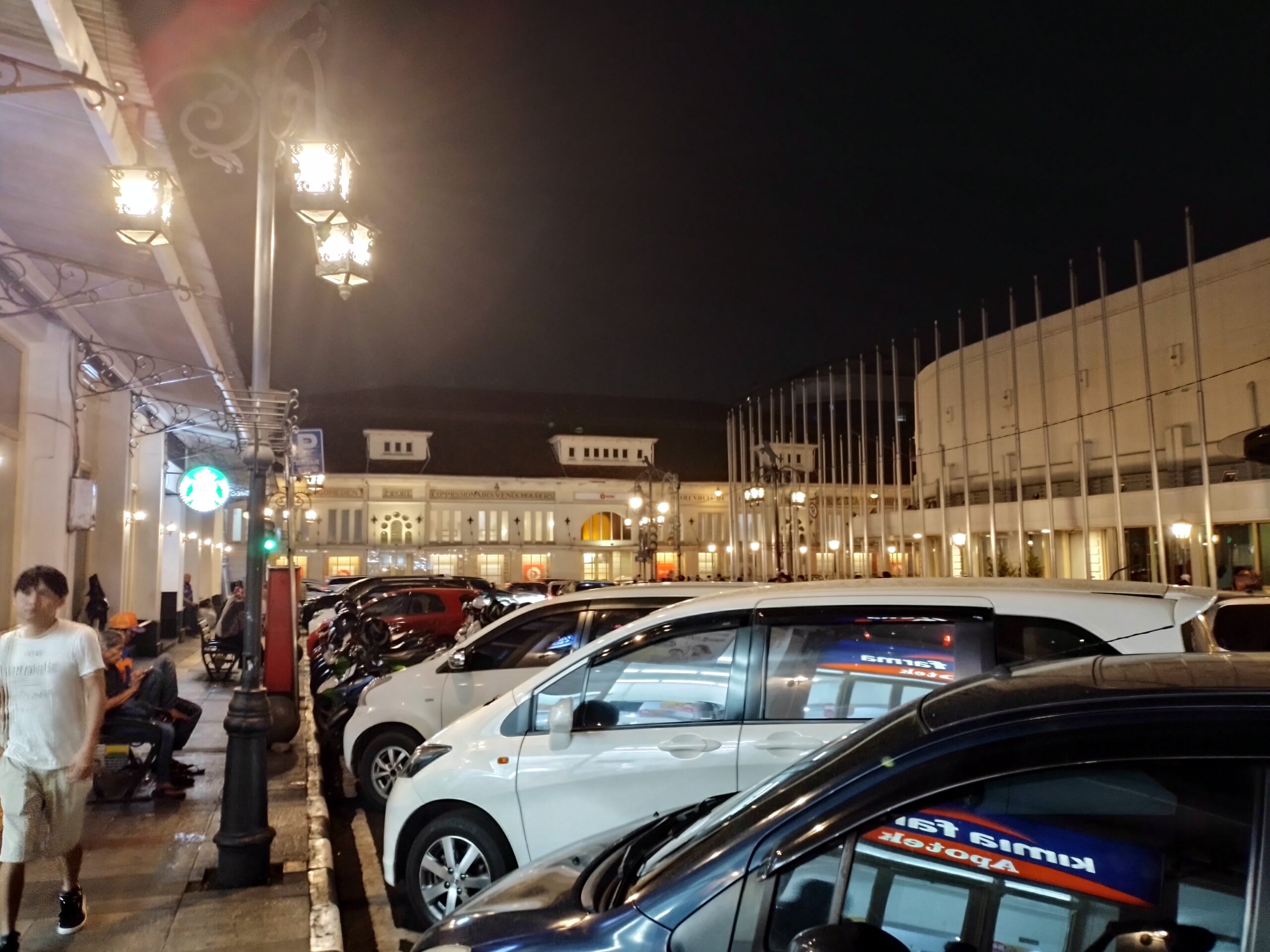 Parkir kendaraan di Jalan Braga Bandung pada malam hari