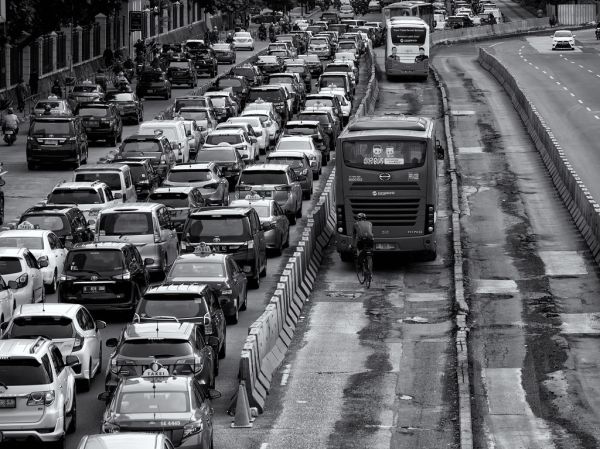 Suasana pesepeda dan pejalan di Jakarta. Sumber: Openverse (lisensi terbuka)