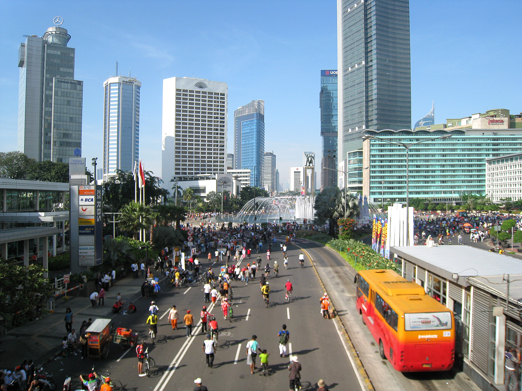 Suasana Car Free Day di Sudirman Jakarta dengan pejalan kaki dan pesepeda