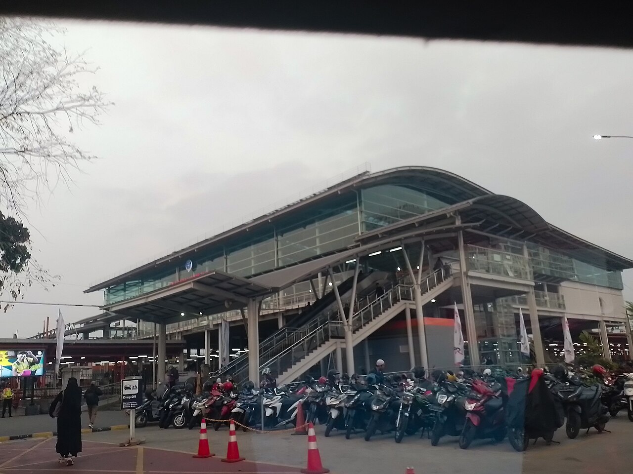 Area parkir stasiun bekasi