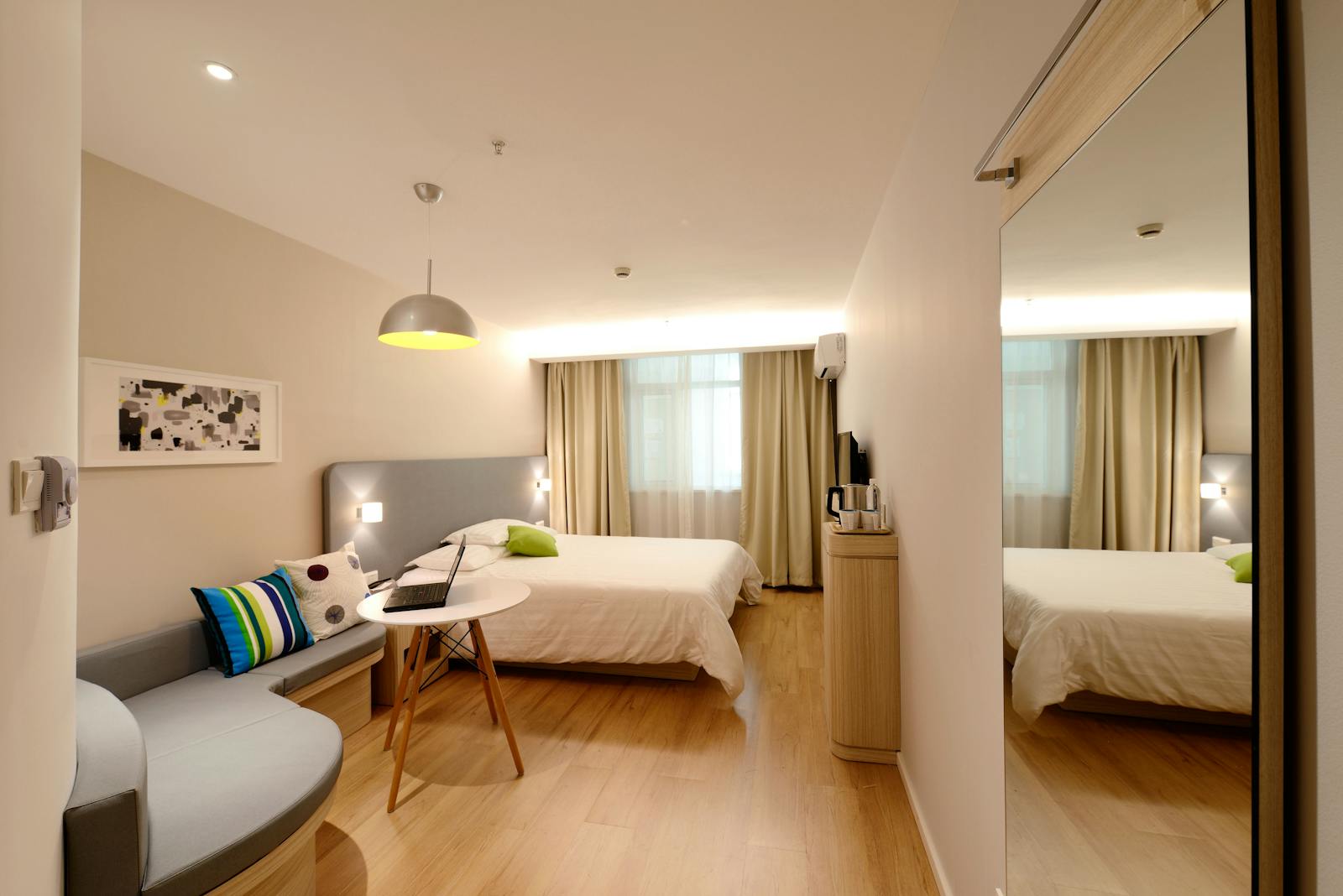 Lobi hotel keluarga dekat Balai Kota Bandung. Sumber foto: Pexels