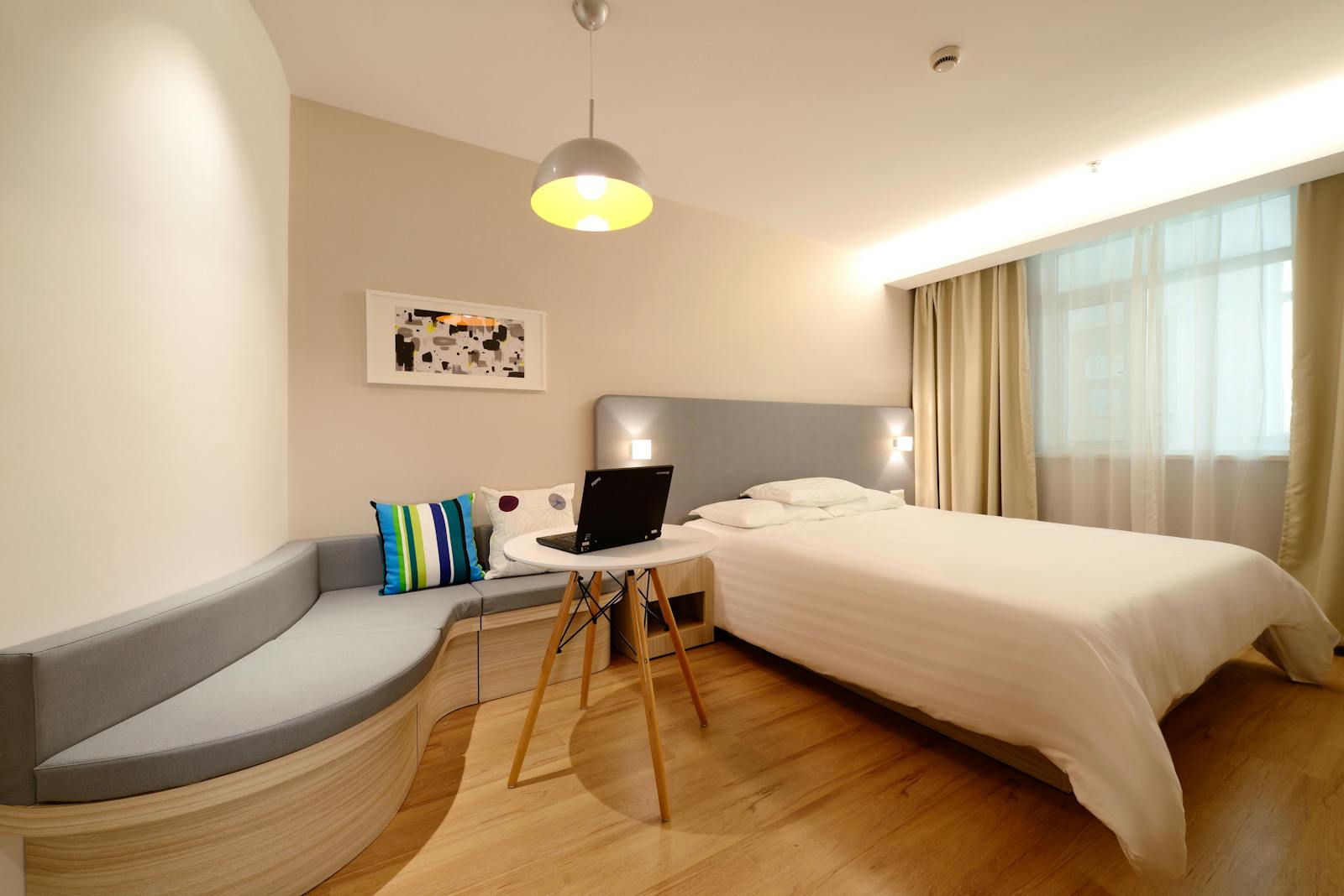 Kamar hotel keluarga dekat TMII Jakarta Timur