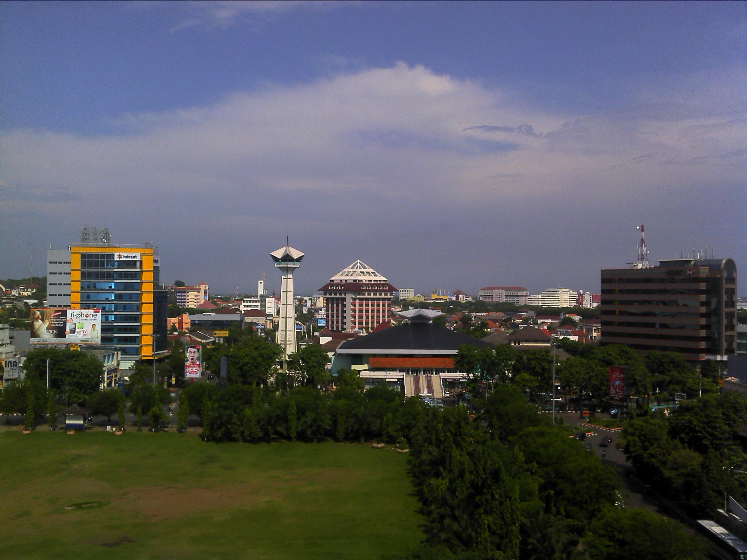 Suasana malam di sekitar area parkir Kota Lama Semarang
