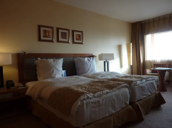 Suasana kamar hotel keluarga di Lembang