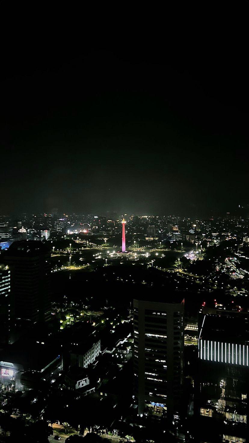 Monas pada malam hari di Jakarta