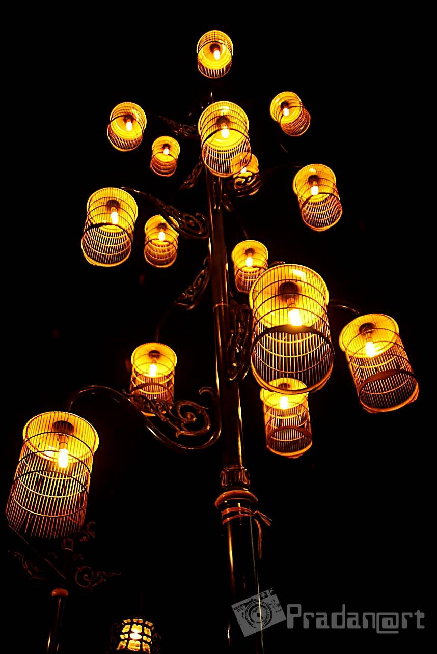 Ilustrasi suasana malam area Solo. Sumber: Wikimedia Commons (File:Cages of Lamp (29170863).jpg)