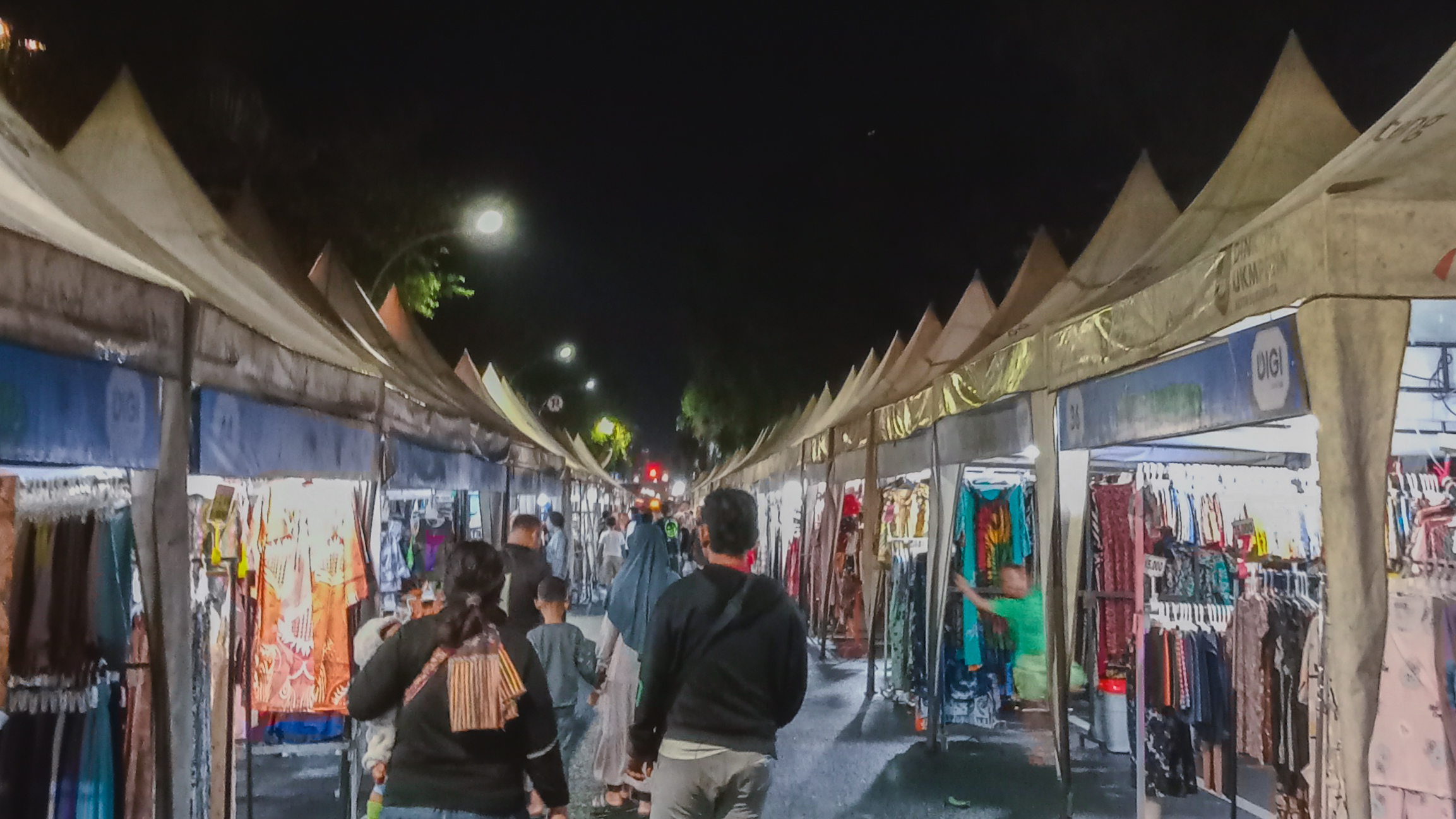 Suasana Ngarsopuro Night Market Solo pada malam hari