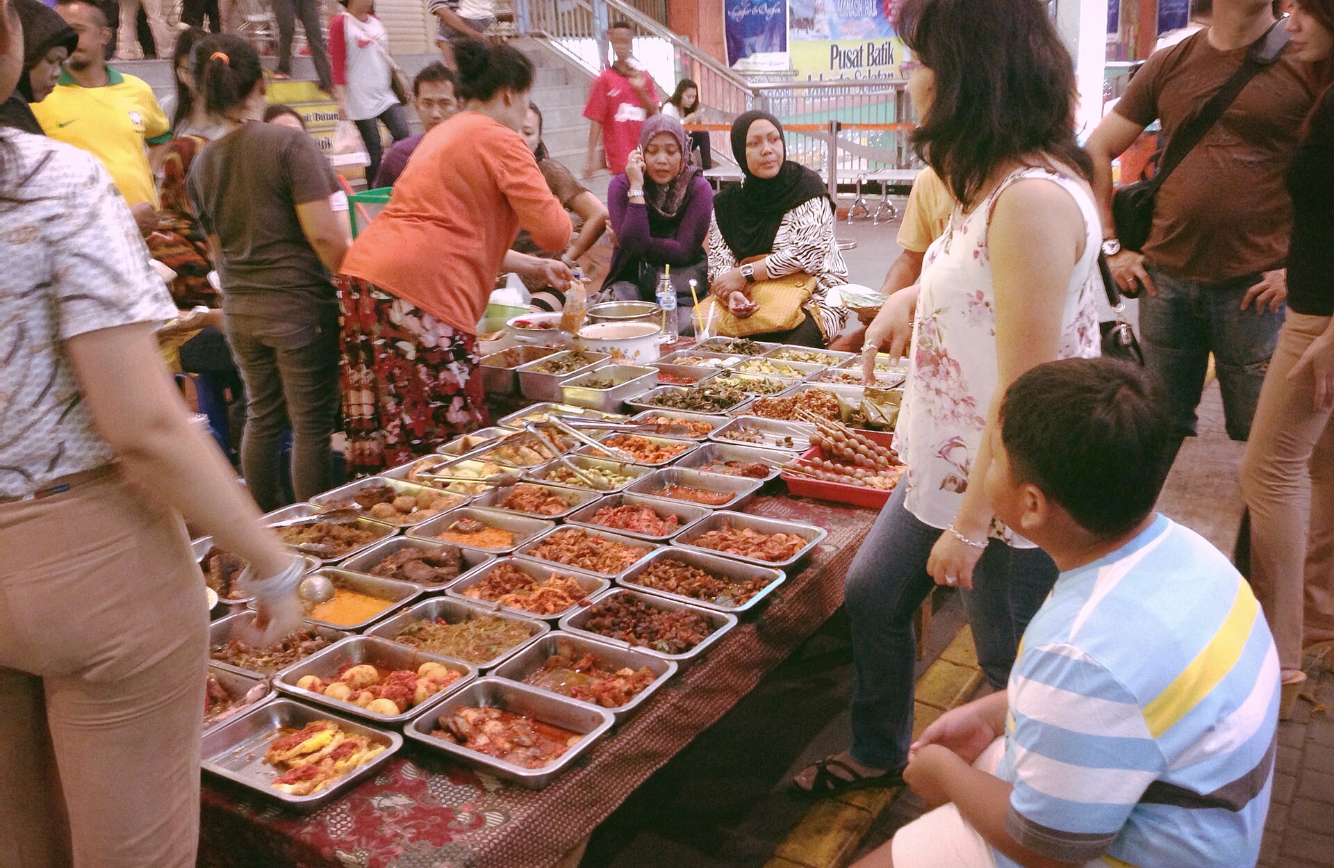 Suasana kuliner jalanan Jakarta untuk sarapan keluarga