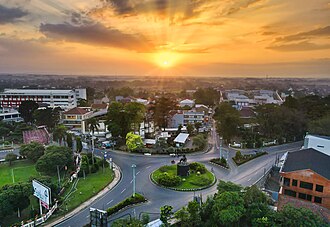 Ilustrasi kawasan Purwokerto. Sumber: https://upload.wikimedia.org/wikipedia/commons/thumb/4/4a/View_of_the_General_Gato