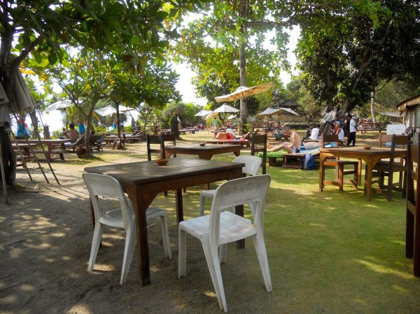 Area parkir rest area untuk perjalanan keluarga. Sumber: Openverse (by)