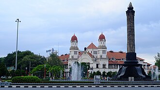 Sarapan Keluarga di Semarang Lama: 7 Tempat Makan Pagi di Sekitar Taman Srigunting 1 Suasana kuliner keluarga di Kota Lama Semarang