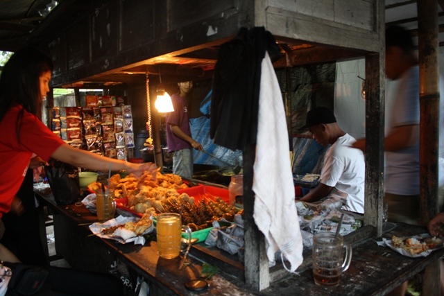 Kawasan Simpang Lima Semarang pada malam hari