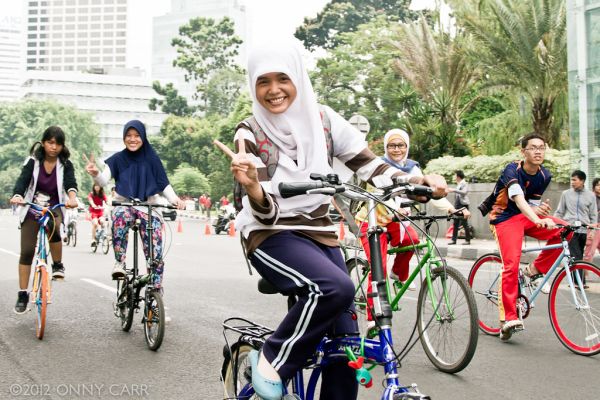 Suasana car free day Solo untuk keluarga di Jalan Slamet Riyadi