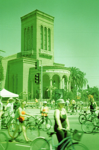 Suasana car free day dengan pesepeda di koridor kota