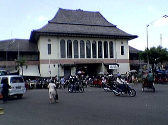 Suasana kuliner malam keluarga di Pasar Gede Solo