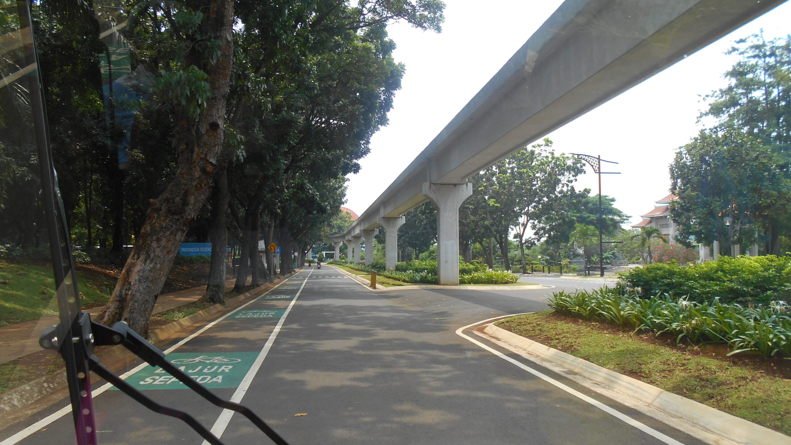 Jalur pedestrian TMII dengan ruang teduh
