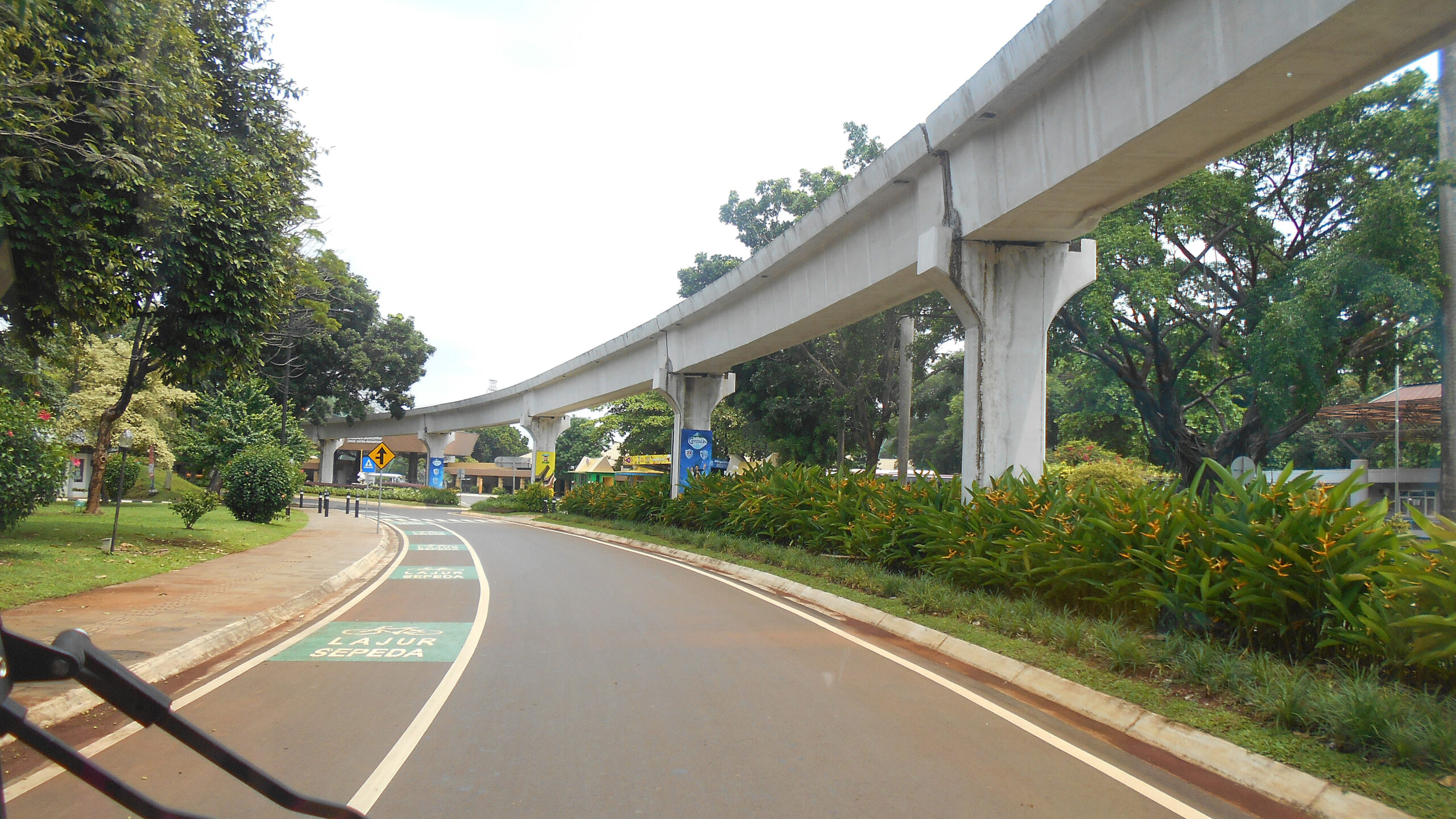 Koridor pejalan kaki di TMII untuk rute keluarga